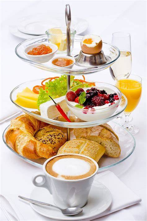 Typisches französisches Frühstück mit Croissant, Baguette und Café au lait