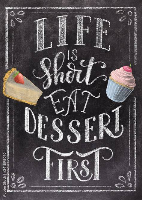 Typografisches Poster „Life is short, eat dessert first“ in schwarzer Schrift über einem Esstisch