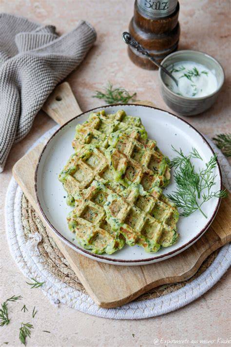 Tzatziki-ähnlicher Dip neben Zucchini-Waffeln