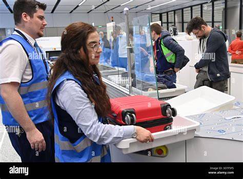 US-Zollkontrolle im Flughafen - typische Szene aus der Gepäckkontrolle