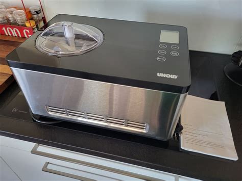 Unold Gusto auf Arbeitsfläche neben Zutaten