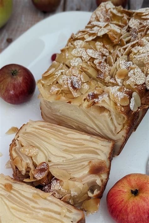 Unsichtbarer Apfelkuchen in der Kastenform mit dünnen Apfelscheiben