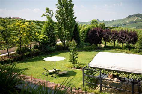 Unterkunft und Landschaft im Piemont: Weinberge und charmante Hotels