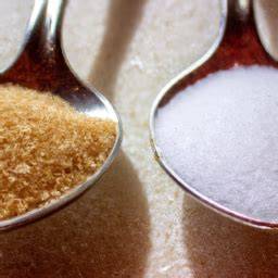 Unterschiede zwischen weißem und braunem Zucker im Glas