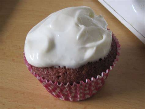 Unterschiedliche Glasuren auf Cupcakes mit Puderzucker - Beispielbild