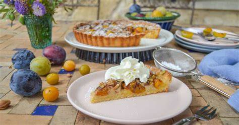 Unterschiedliche Kuchenvarianten mit Mürbeteig: Apfel, Zwetschge, Beere