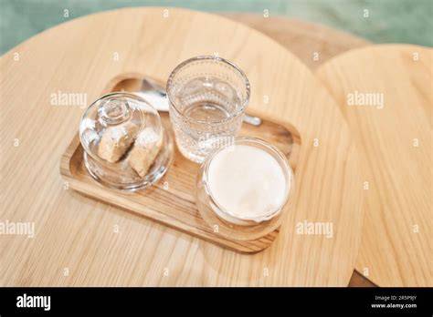 Unterschiedliche Pralinenzutaten auf einem Holztisch