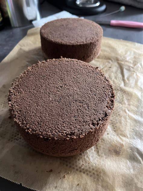 Unterschiedliche Tortenböden für Fondant: Biskuit, Rührteig, Sachertorte im Querschnitt