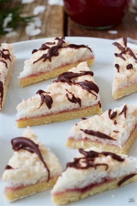 Unterschiedliche Varianten von Kokosecken: Mit Marzipan, mit weißer Schokolade, klassisch