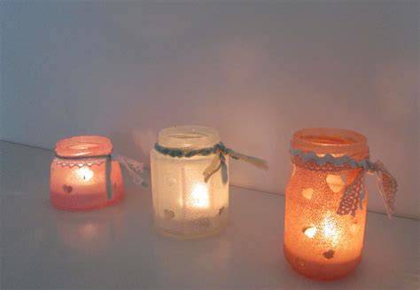 Upcycling-Marmeladenglas als farbenfroher Kerzenhalter mit Lederband und Filz