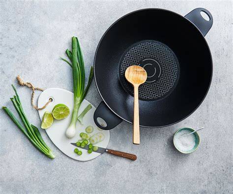 Utensilien: Pfanne, Holzlöffel, Backpapier