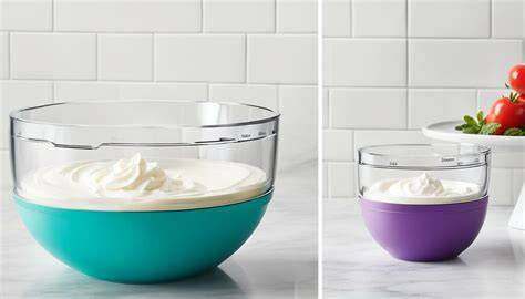 Utensilien für Cremeherstellung: Rührschüssel, Handmixer, Spatel, Dessertgläser