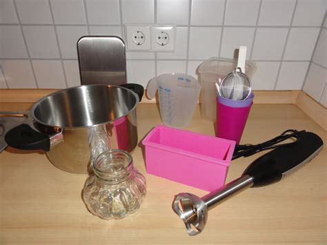 Utensilien für Marmelade: Topf, Stabmixer, Gläser