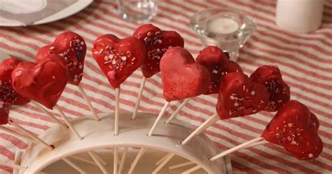 Valentinstag Cake Pops in Herzform mit Zuckerherzen dekoriert