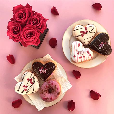 Valentinstag-Motive auf pinken Donuts
