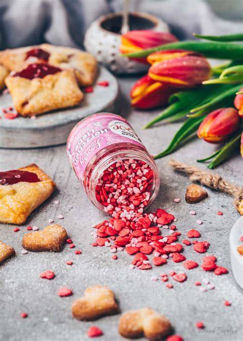 Valentinstag-Plätzchen mit Ganache und Herzdekor