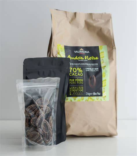 Valrhona Zartbitterschokolade und Backzutaten neben dem fertigen Dessert