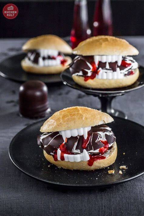Vampir-Brötchen mit Gebissdekoration