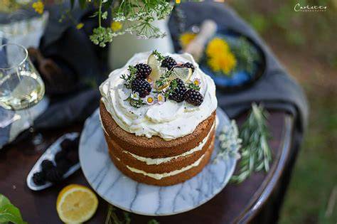 Vanille Geburtstagstorte mit Mascarponecreme und essbaren Blüten