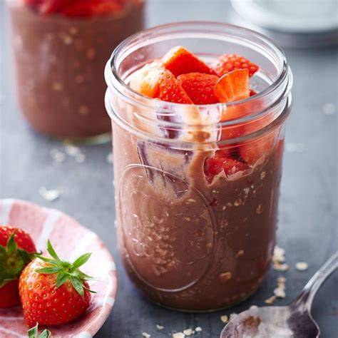 Vanille Pudding Oats im Glas mit Erdbeeren