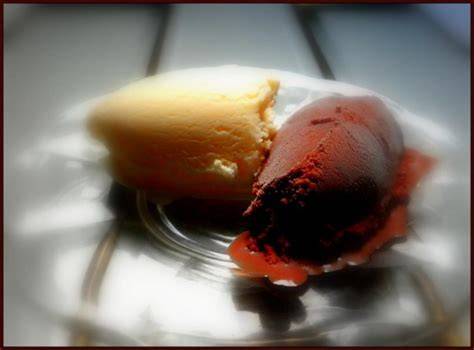 Vanille- und Schokoladeneis: Servierideen (mit Brownie, Früchten, im Becher, am Stiel)