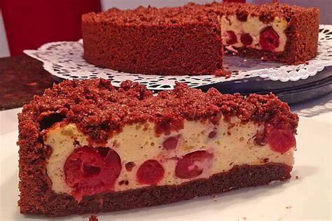 Vanille-Biskuit mit Kirschfüllung und Frischkäse-Frosting - Anschnitt