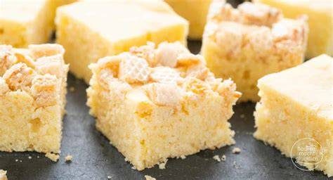 Vanille-Blondies mit weißer Schokolade und knusprigem Topping