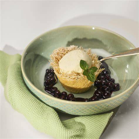 Vanille-Bourbon-Eis mit Kadayif-Nest und Heidelbeerkompott