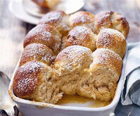 Vanille-Buchteln mit Spekulatiussauce und Marmeladenfüllung