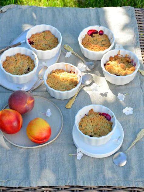 Vanille-Crumble mit Pfirsichen und Eis