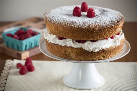 Vanille-Himbeer Tauftorte mit frischen Himbeeren und Baisertupfen