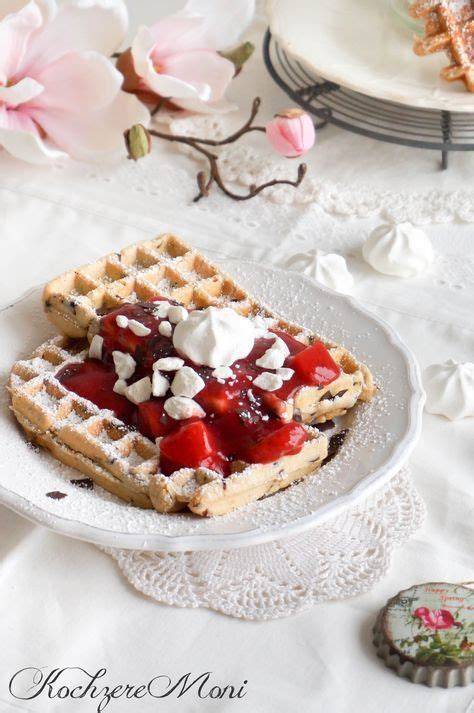 Vanille-Joghurt-Waffeln mit Erdbeersoße und Puderzucker