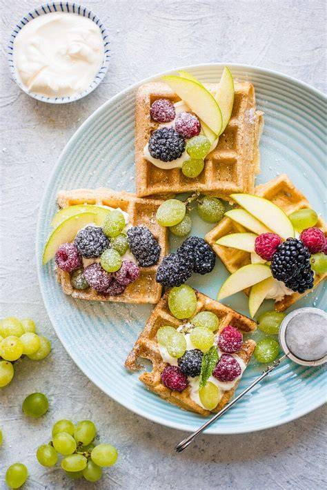 Vanille-Joghurt-Waffeln mit Früchten und Puderzucker