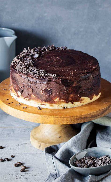 Vanille-Kirsch-Torte mit Frosting, naked Cake Stil, auf der Tortenplatte