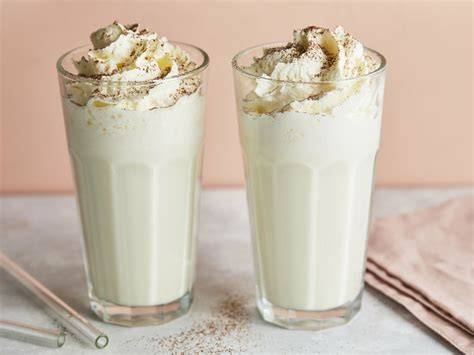 Vanille-Milchshake mit Schlagsahne und Schokoraspeln