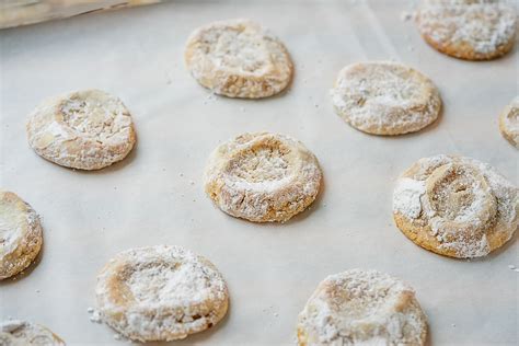 Vanille-Plätzchen mit Mandeln auf dem Plätzchenteller