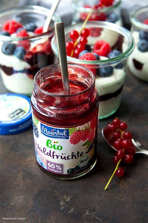 Vanille-Quark-Creme mit Bio-Waldfrüchte-Fruchtaufstrich und frischen Beeren