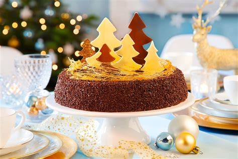 Vanille-Sahnetorte für verschiedene Anlässe dekoriert: Ostern, Weihnachten, Kindergeburtstag