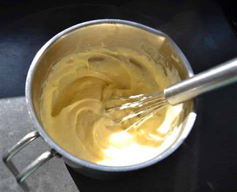 Vanillecreme im Topf, kurz nach dem Kochen