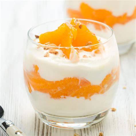 Vanillecreme mit Mandarinen und Keksbröseln im Glas
