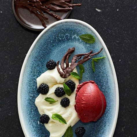 Vanillecreme und Schokoladenganache neben Marzipanstreuseln