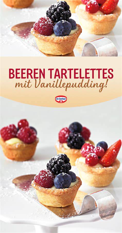 Vanillecreme-Tartelettes mit Beeren dekoriert