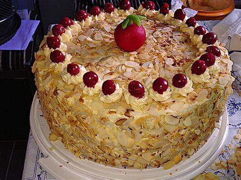 Vanillecremetorte mit Zuckerkonfetti