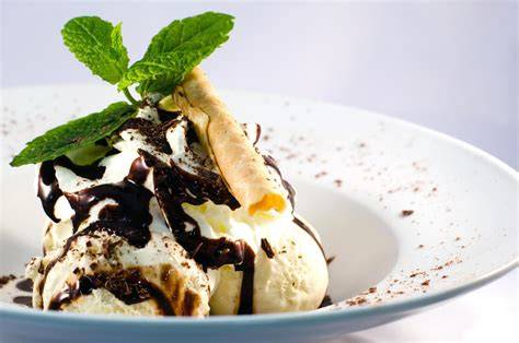 Vanilleeis als Dessert zum perfekten Dinner