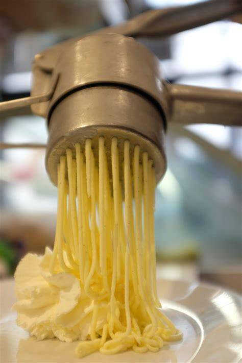 Vanilleeis durch Spätzlepresse gedrückt - Spaghetti-Form