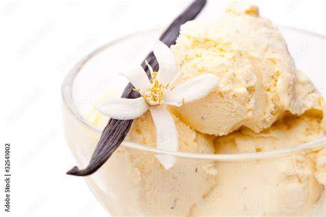 Vanilleeis im Glas mit Vanilleschote und Sahne