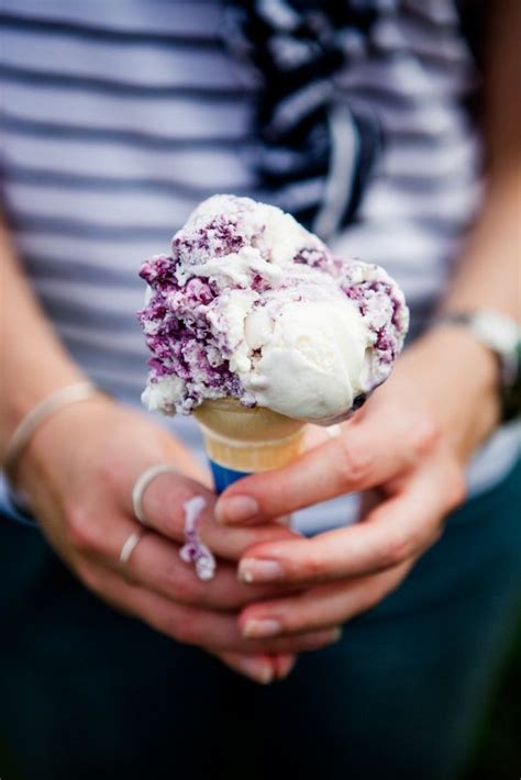 Vanilleeis mit Blaubeersoße und Toppings