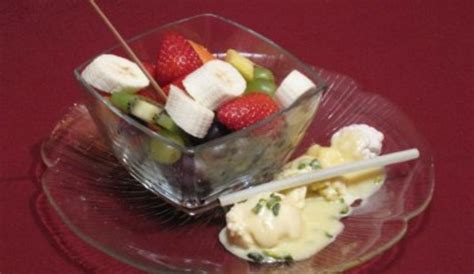 Vanilleeis mit Schokowaffel und frischen Früchten angerichtet
