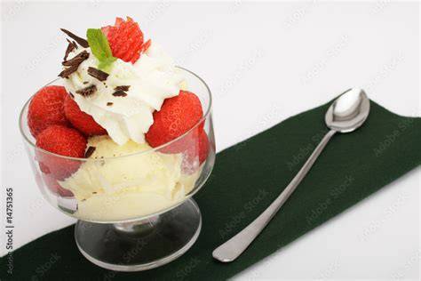 Vanilleeis mit buntem Topping und Fruchtpüree