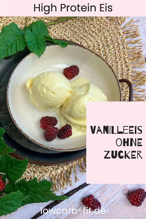 Vanilleeis ohne Zucker in Schale mit Kompott
